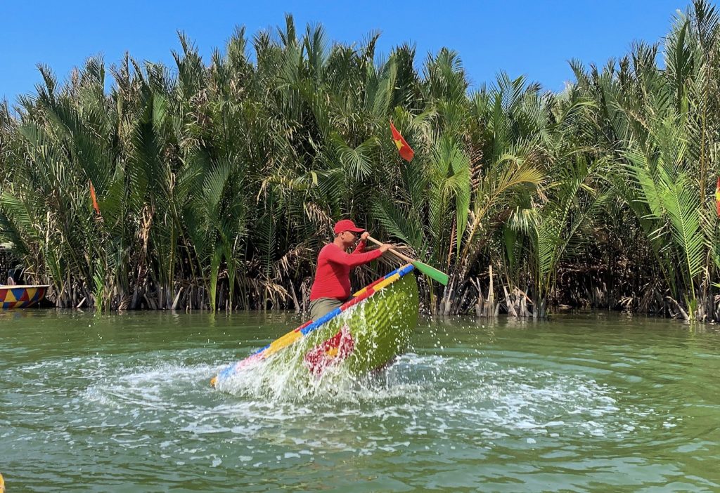 Múa thúng nước ở Rừng dừa bảy mẫu