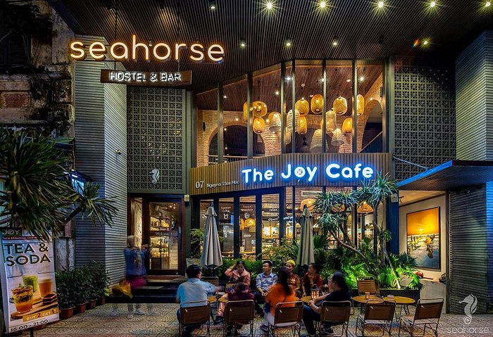seahorse-hostel-bar-by reviewdanangnet